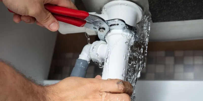 tường bị thấm nước phải làm sao